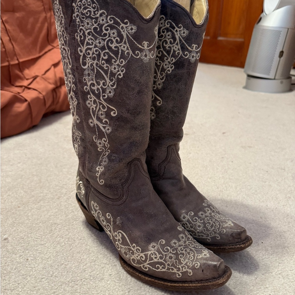 Corral Gray and White Heeled Boots with Intricate Embroidery